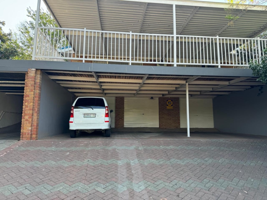 6 Bedroom Property for Sale in Heuwelsig Free State